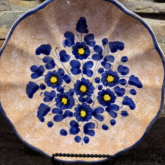 Deruta Hand Painted plate with blue and yellow flowers, hook for hanging - Picture 2 of 11